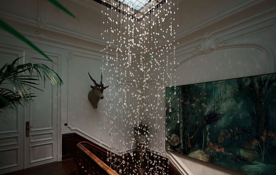 Lichtsculptuur van 10m hoog tovert trappenhal van klassiek herenhuis om in indrukwekkend lichtspektakel.